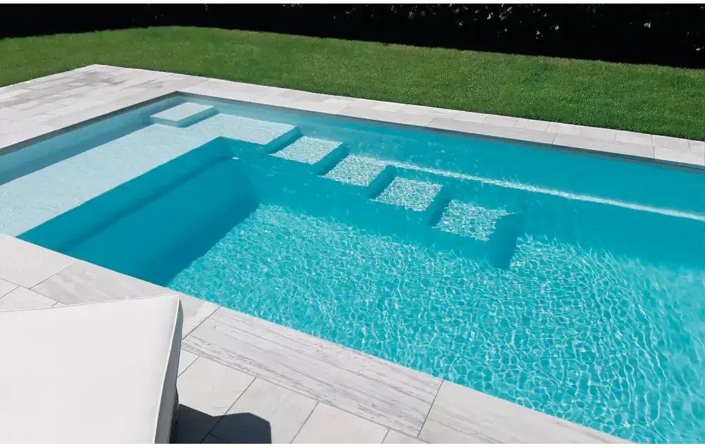 Modern Leisurepools Elite rektangulär pool med turkost vatten och grå stenplattor